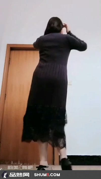 丰盈又高挑的半老徐娘家中短丝袜舞蹈