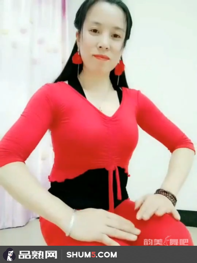 气场很强的中年女家中大红色紧身舞服跳舞蹈